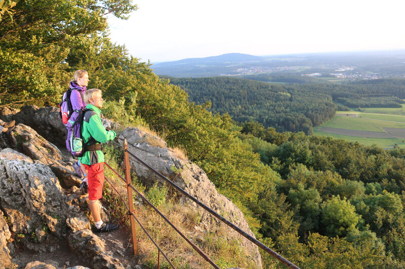 Zwei Personen blicken beim Wandern &uuml;ber das N&uuml;rnberger Land